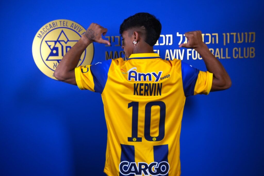 Kevin "El Tuti" Andrade al Maccabi Tel Aviv con la '10' en la Espalda