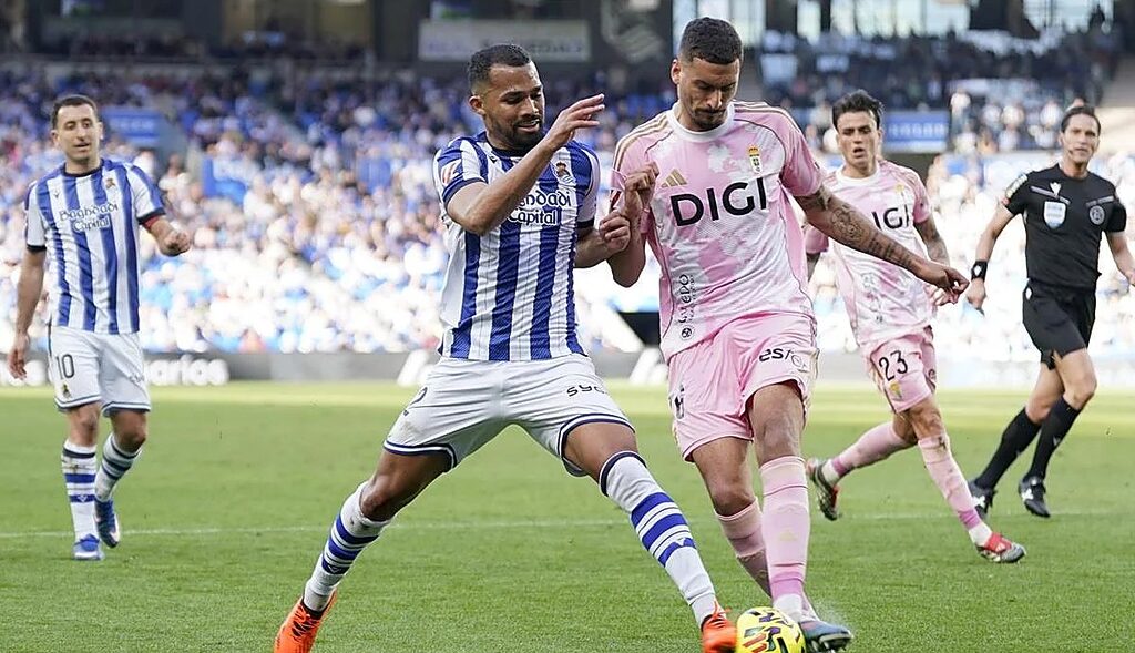 Jon Aramburu y Yangel Herrera sumaron minutos en amargo empate de la Real Sociedad ante el Oviedo