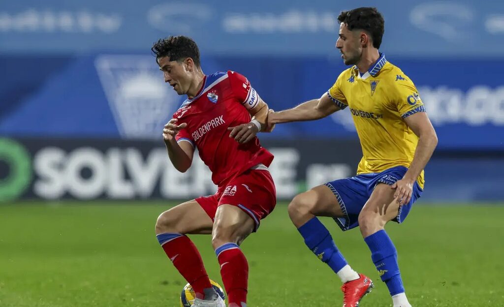 Alejandro Marqués destaca en remontada del Estoril ante Gil Vicente; Jesús Ramírez cae con CD Nacional