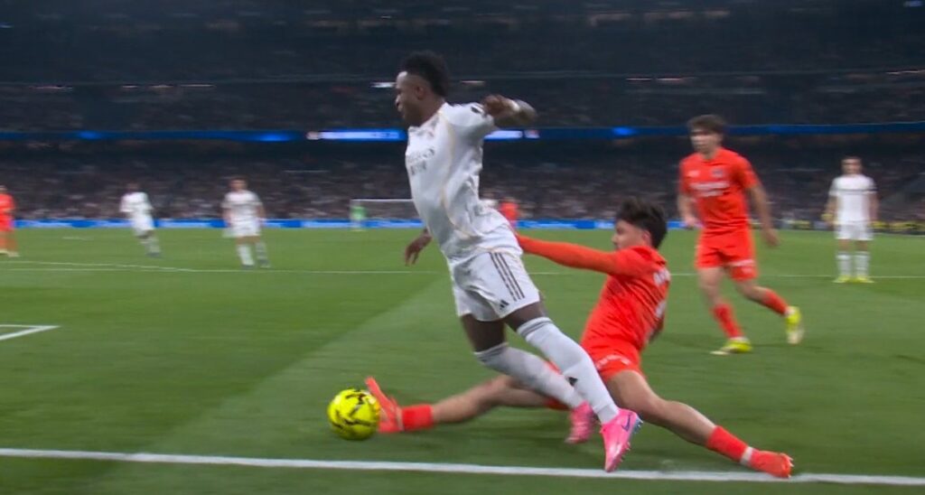 Pesadilla en el Bernabeu: Jon Mikel Aramburu comete dos penales polémicos ante el Real Madrid