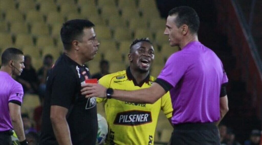 César Farías ve la roja en vibrante empate del Barcelona SC ante Botafogo por Copa Libertadores